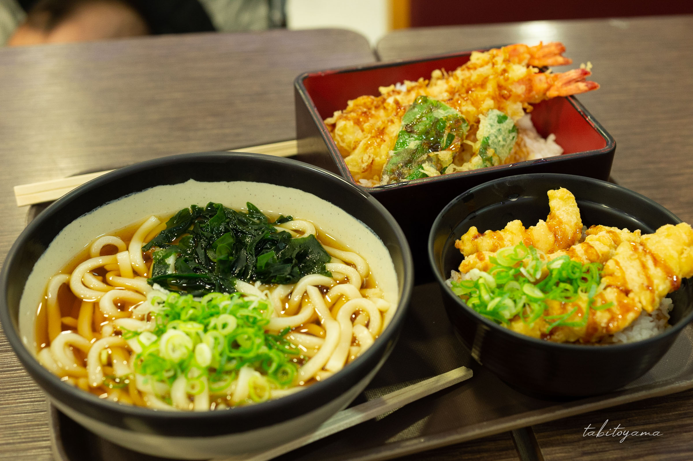 サービスエリアで食べたうどんと天丼のセット