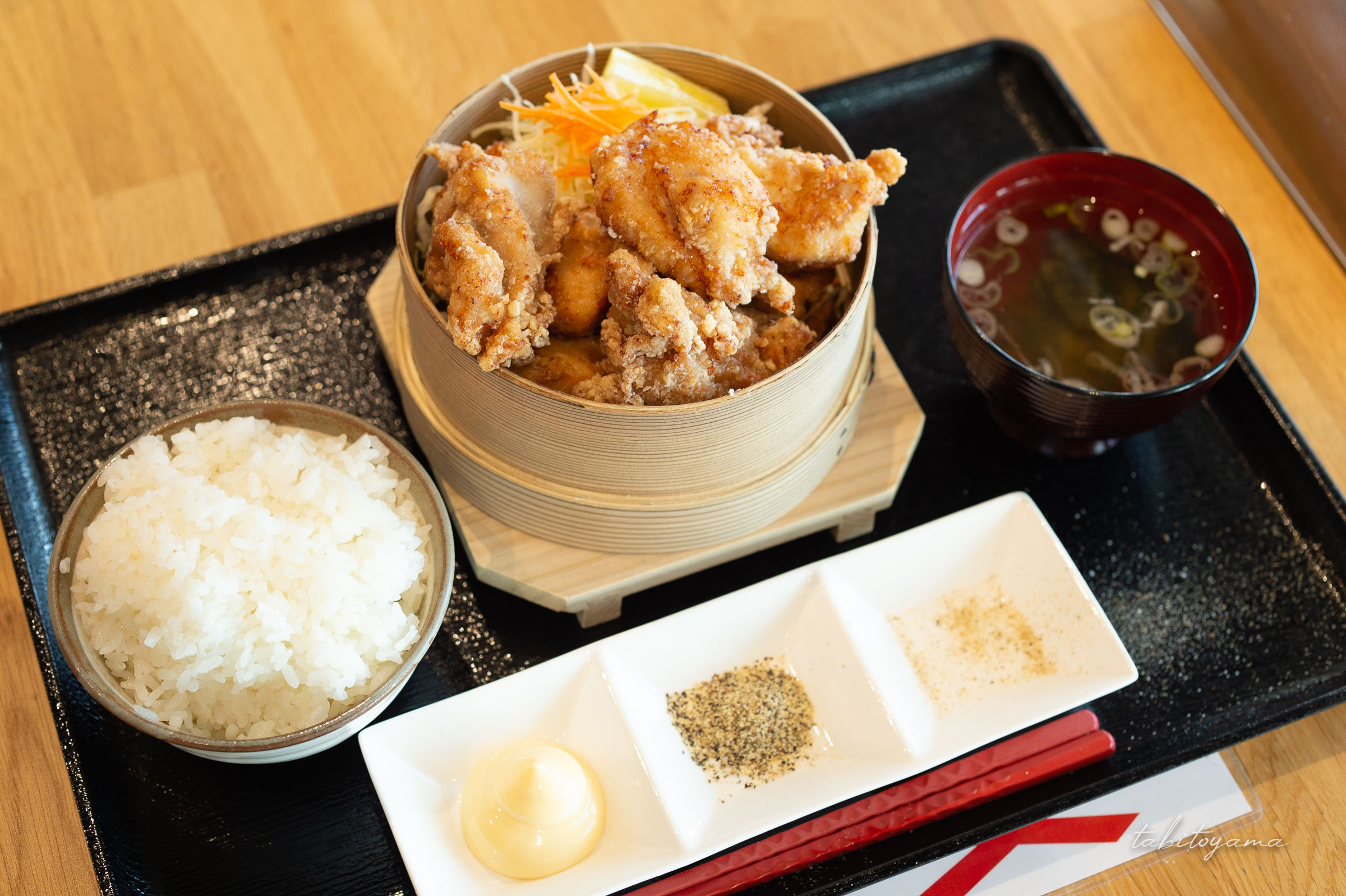 サービスエリアのフードコートで注文した唐揚げ定食