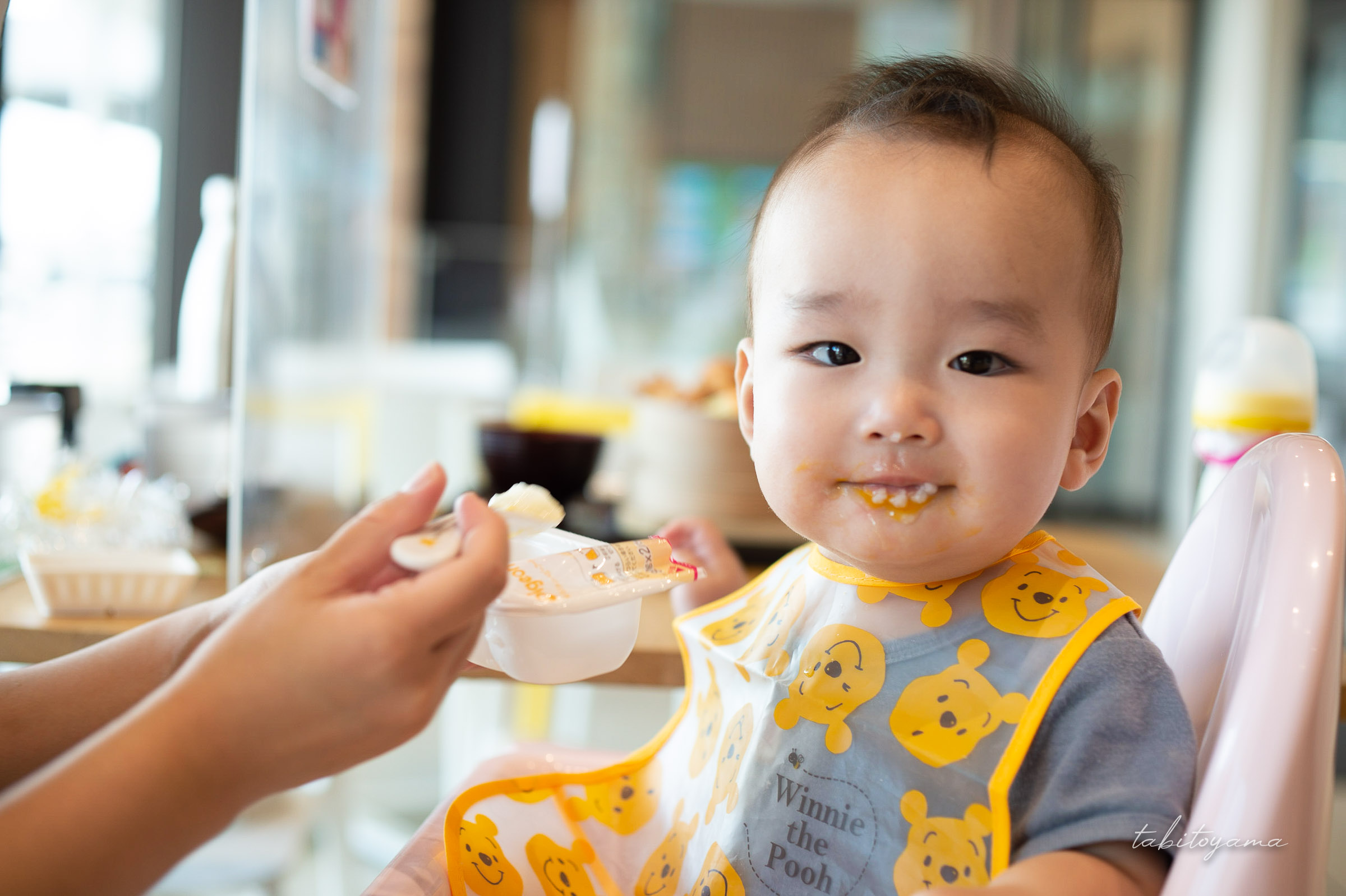 旅の途中、サービスエリアで離乳食を食べる息子
