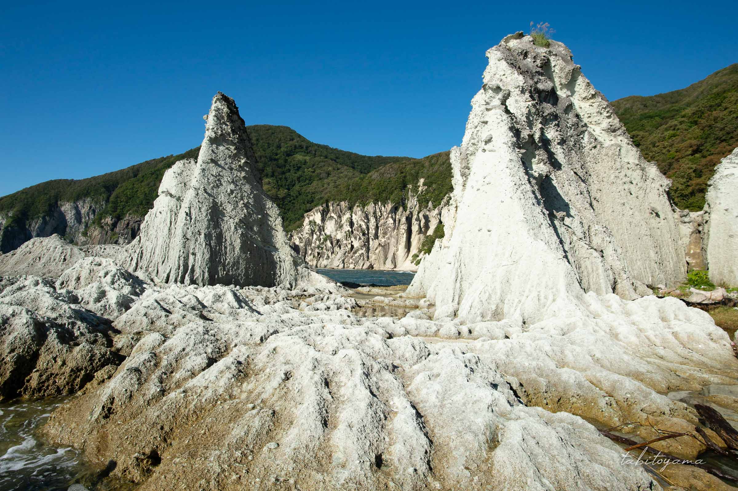 仏ヶ浦の白い岩でできた足場と隆起した岩