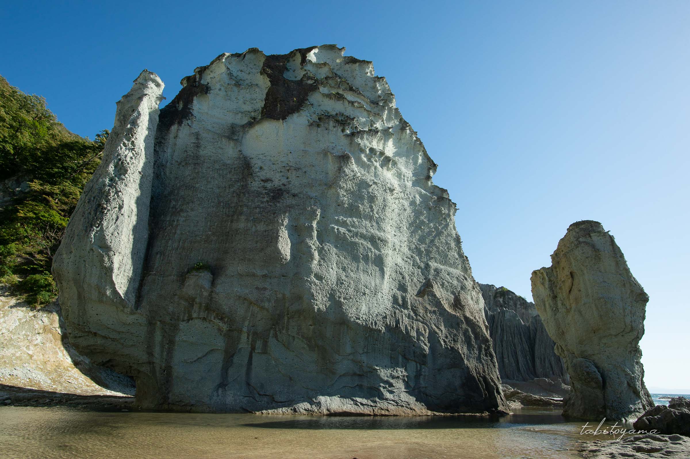 仏ヶ浦の切り立った奇岩