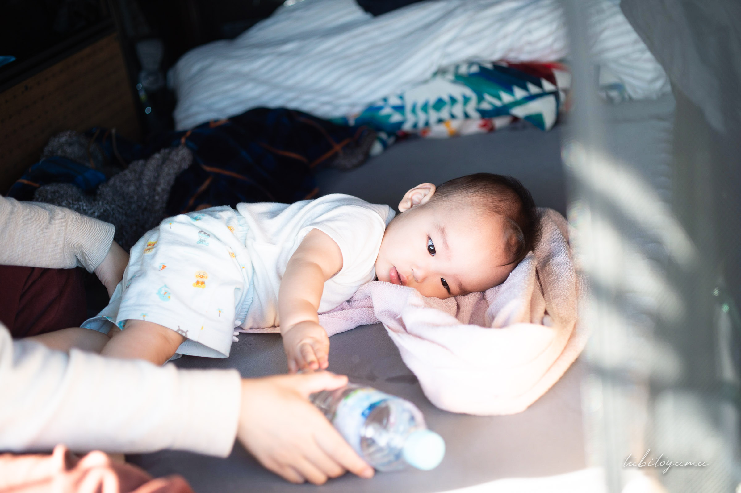 車中泊ベッドで横になる息子