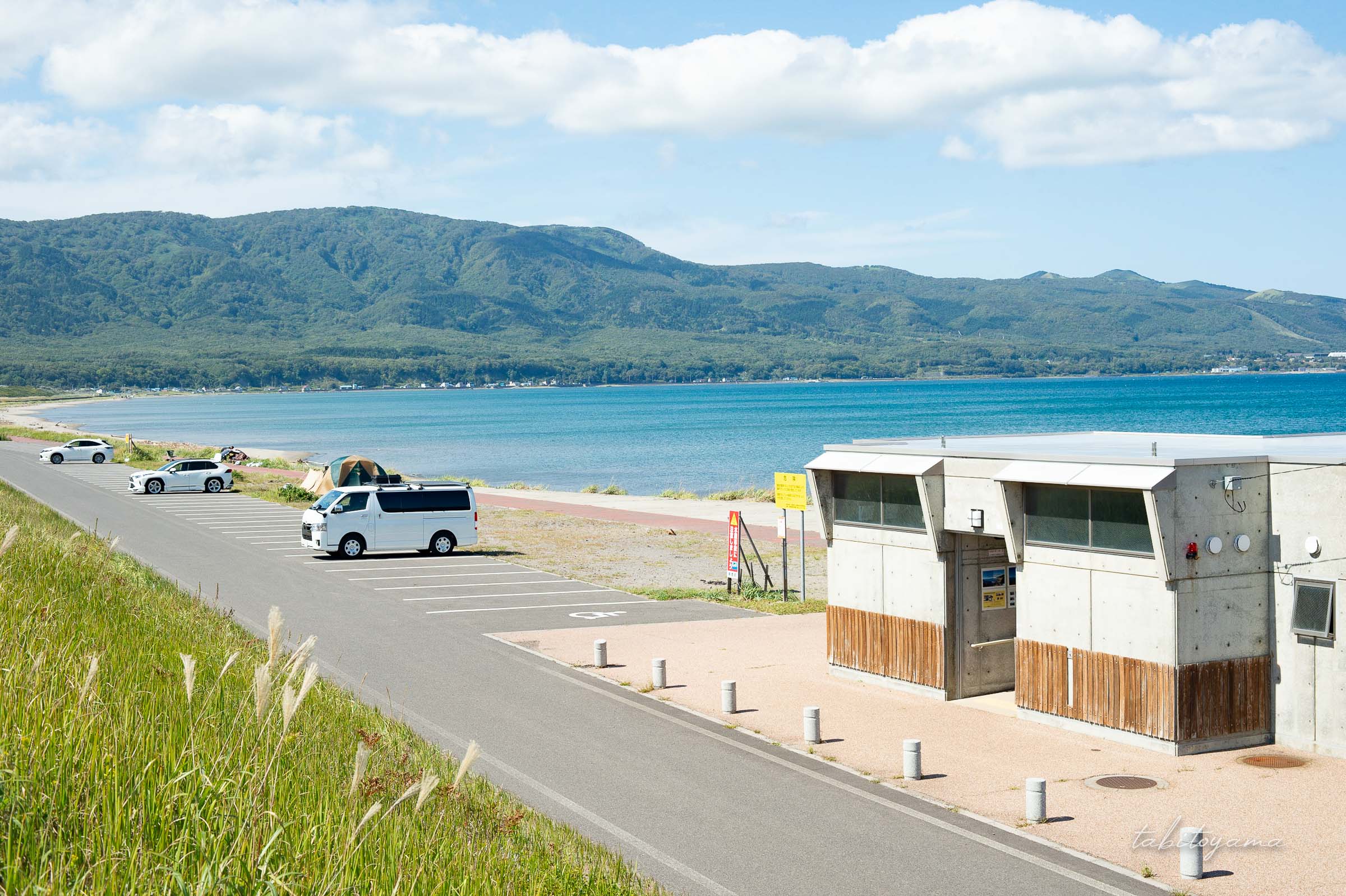 高台から見える寿都湾と寿都町浜中海岸野営場