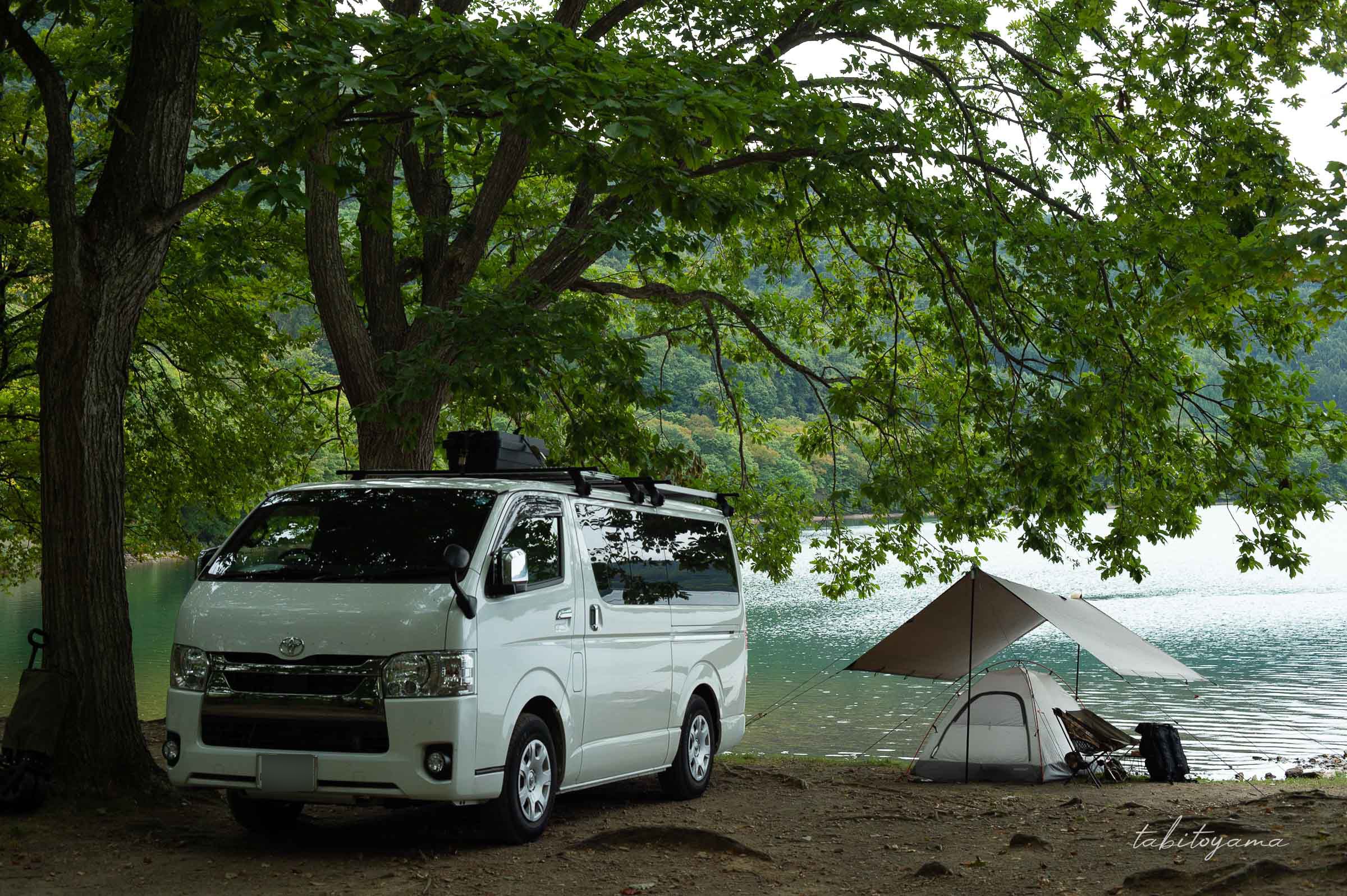 仲洞爺キャンプ場のサイトに横付けしたハイエースと小型テント