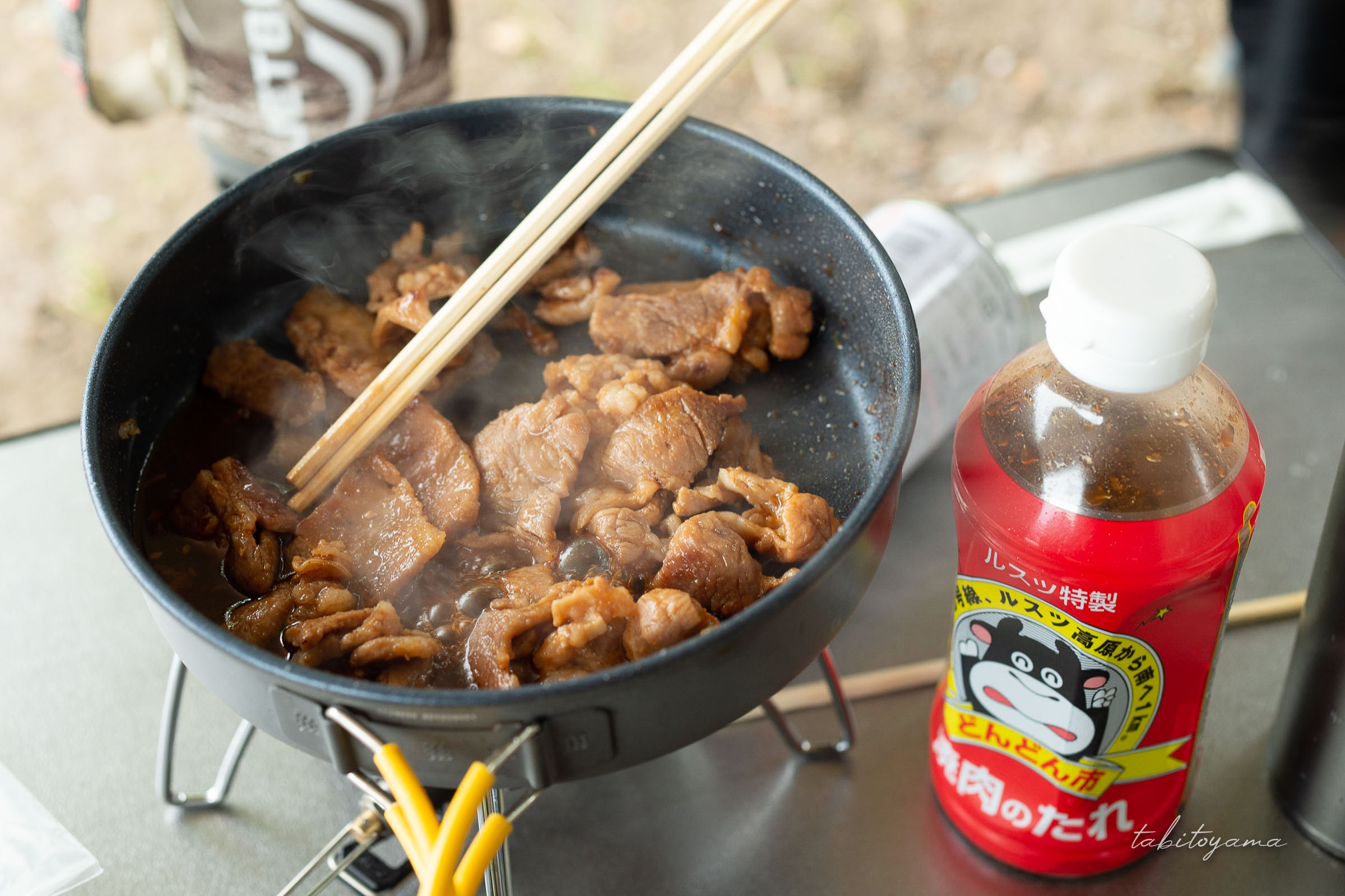 アウトドア用フライパンで焼肉のタレで味つけした豚肉を炒める