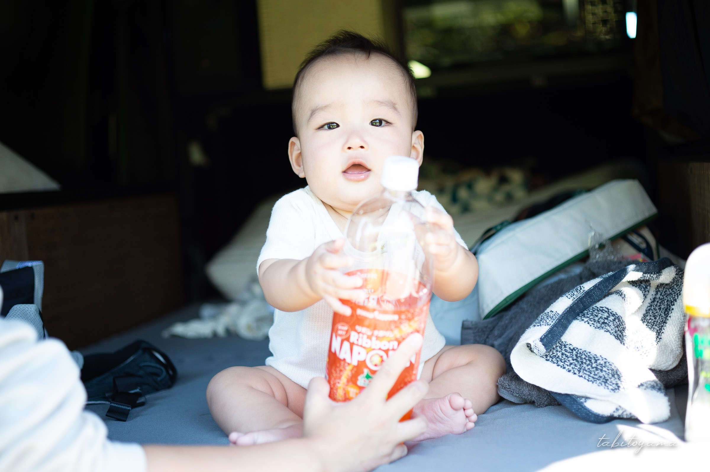 リボンナポリン1.5Lのペットボトルを両手にカメラ目線の息子