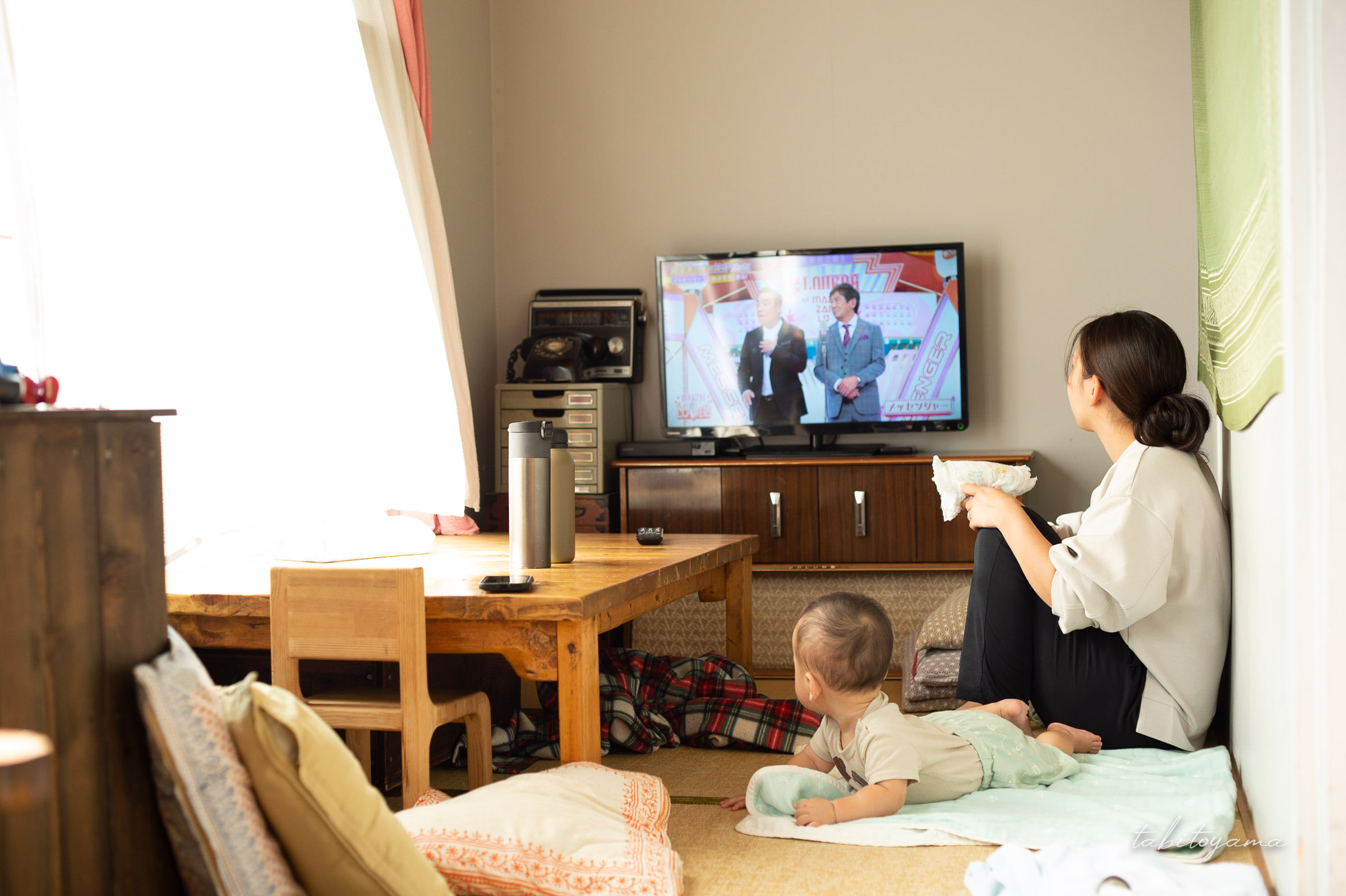 テレビでお笑い番組を見る妻と息子