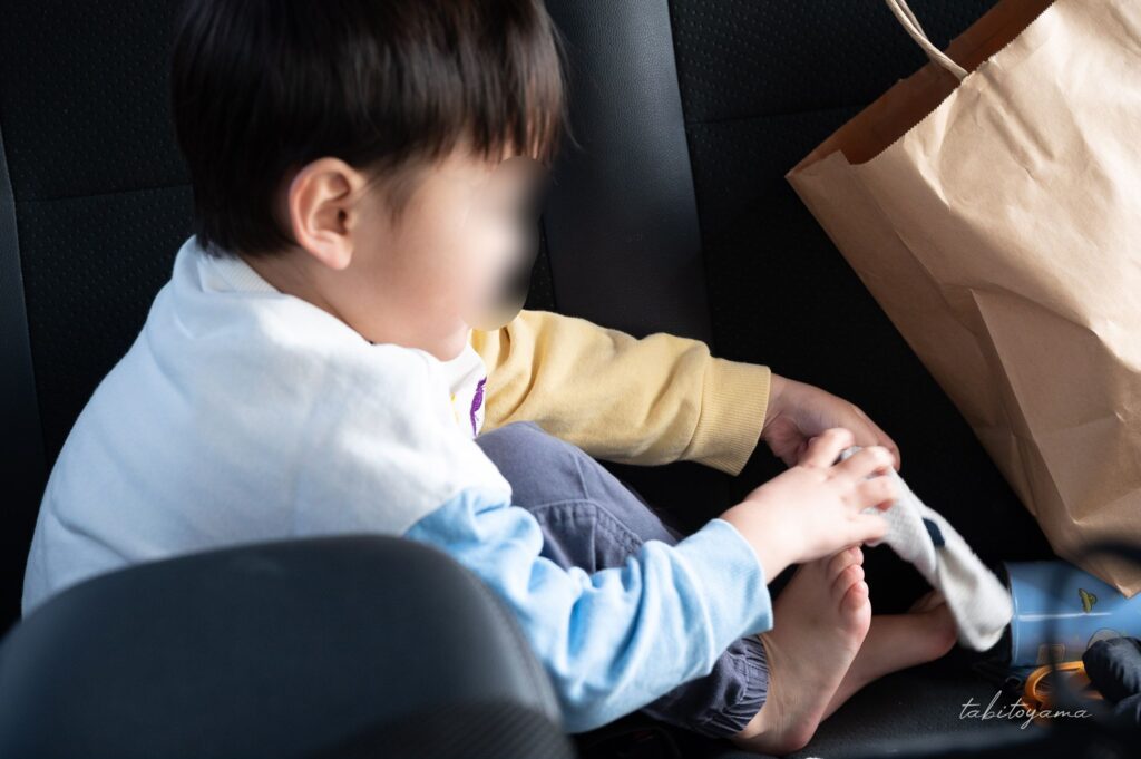 車内で着替える息子