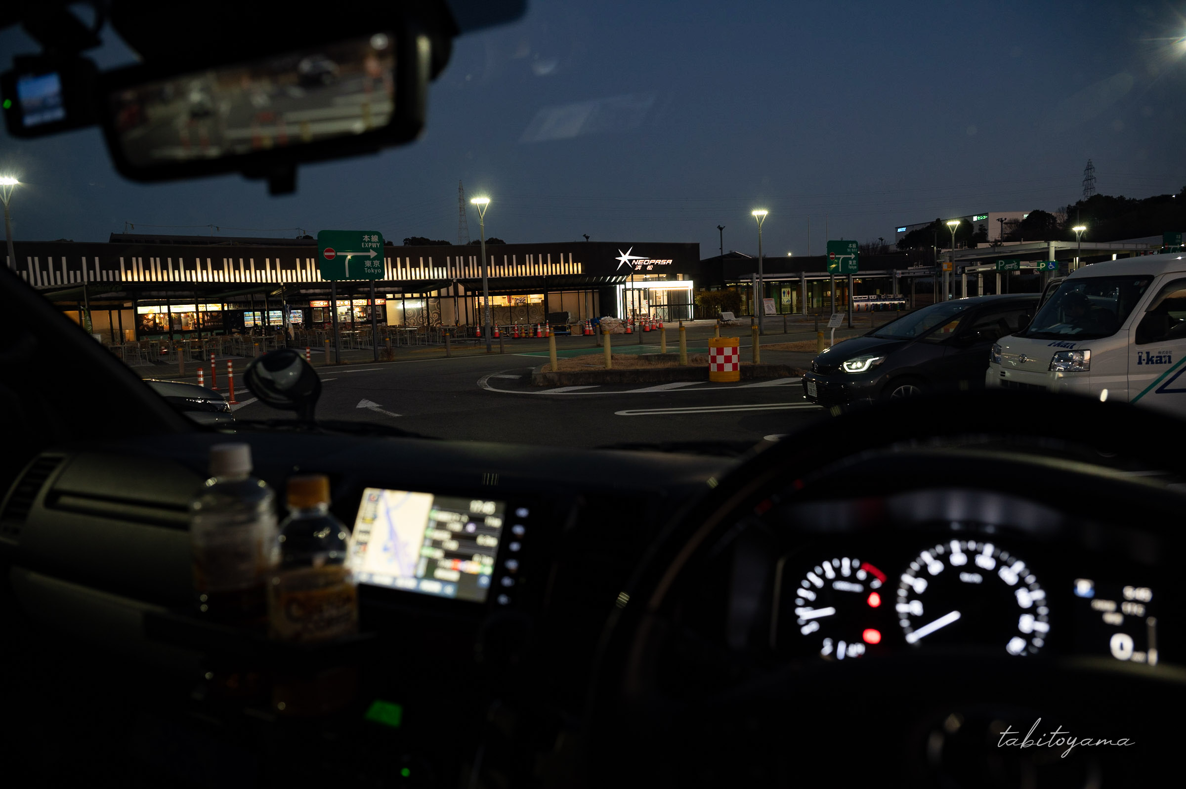 車内から見る夕暮れの浜松サービスエリア