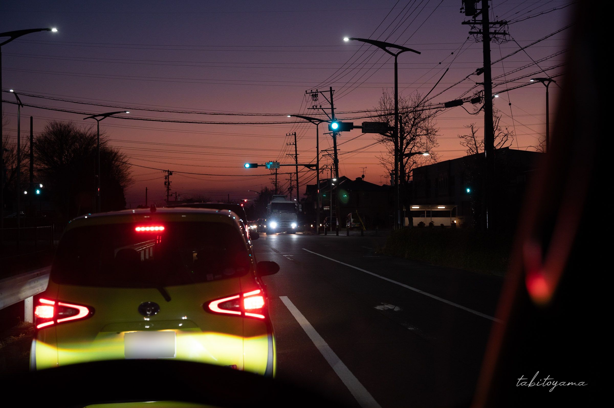 マジックアワーに包まれる空を運転中の車内から見る