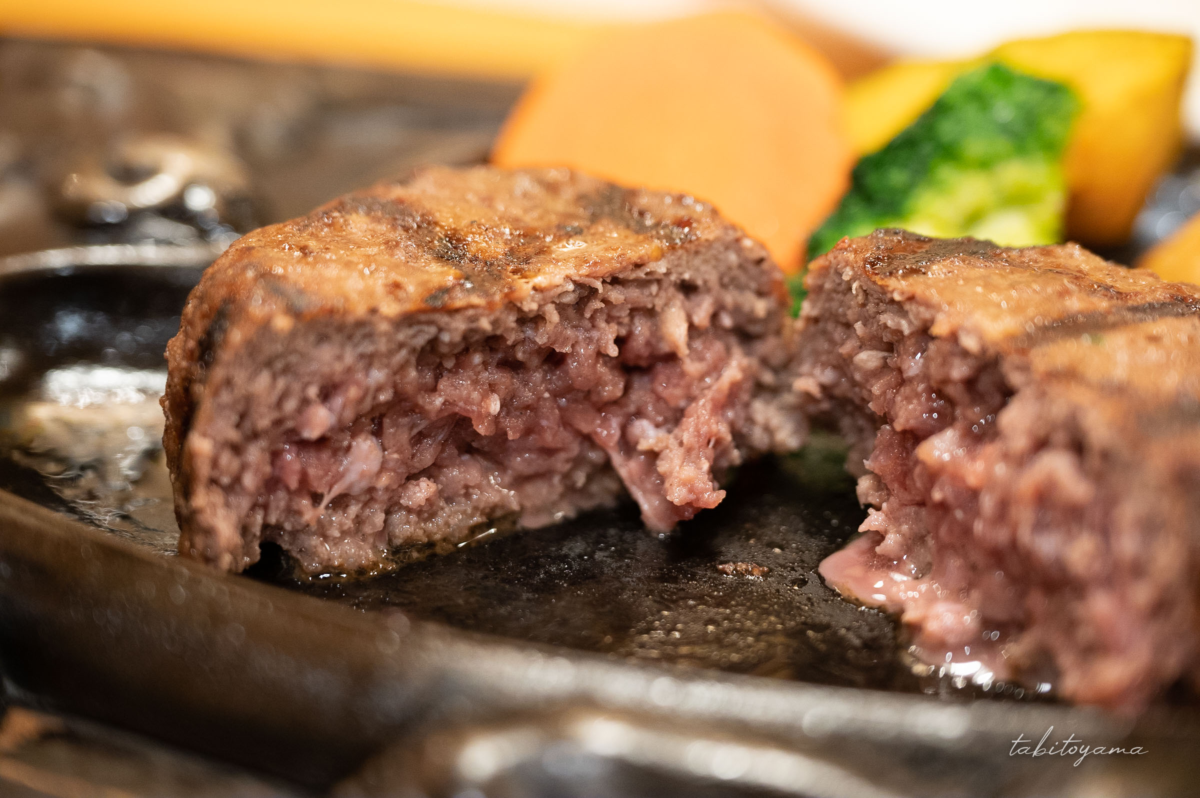 半分に割られた生焼けのさわやかハンバーグ