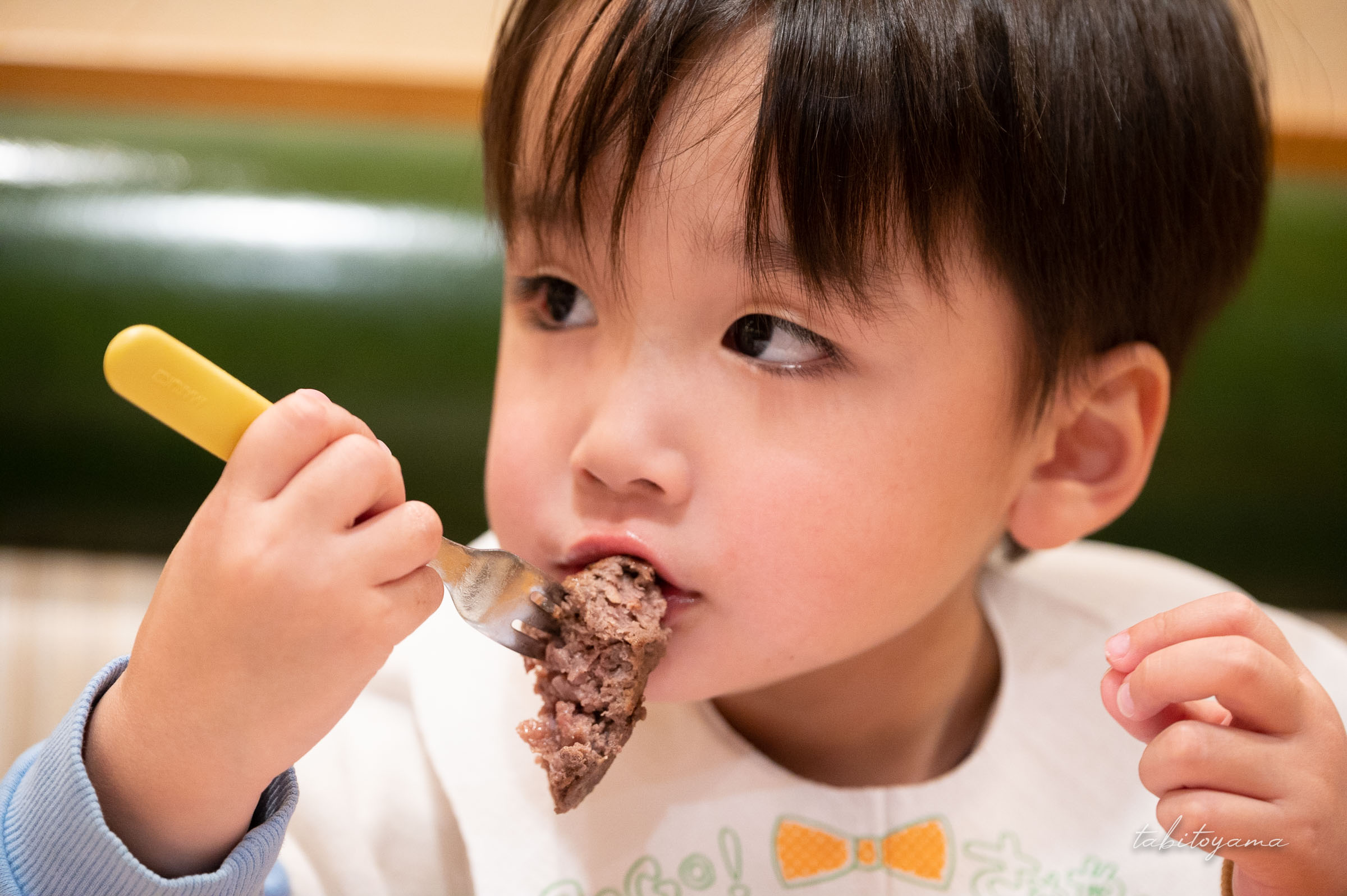 さわやかのハンバーグを頬張る息子