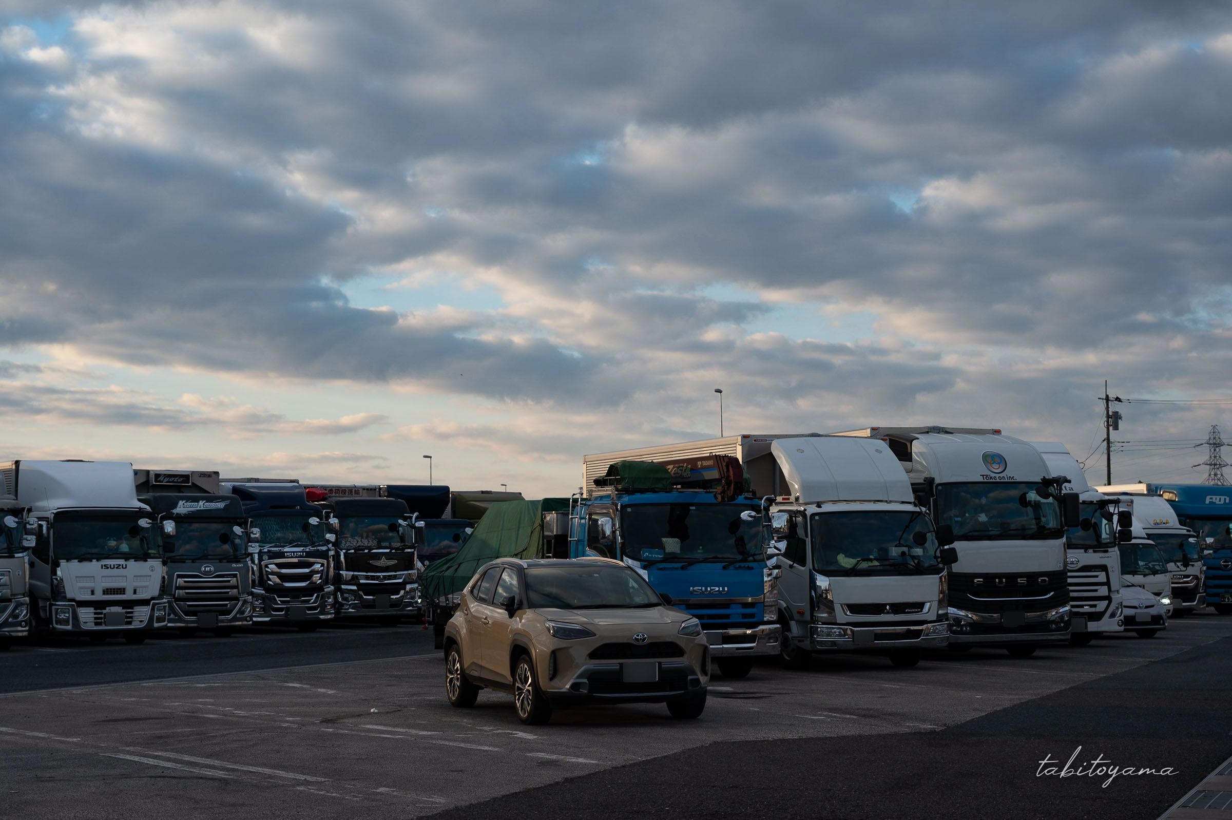 早朝の厚木パーキングに並ぶ大型トラック