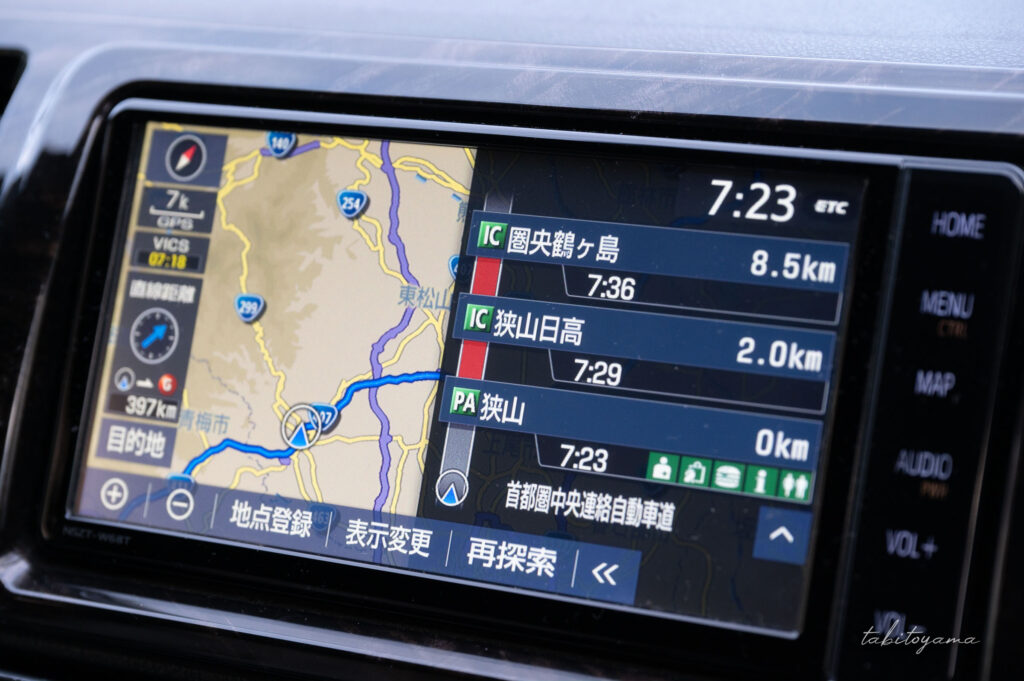 カーナビに映る渋滞を示す赤い印