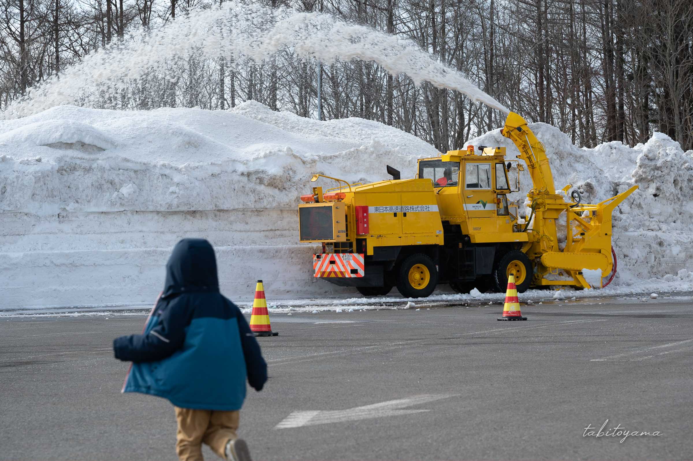 ロータリー除雪車を見てはしゃぐ息子