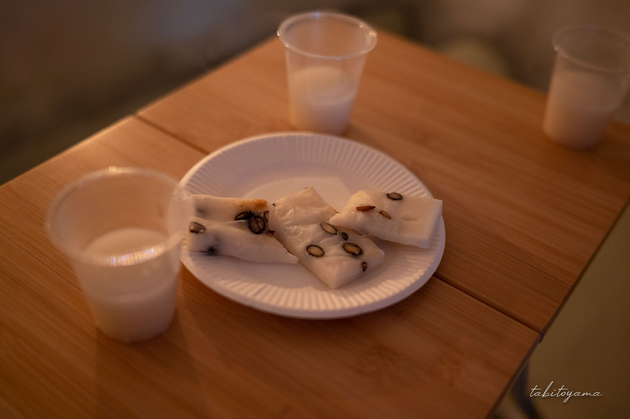 かまくらでもてなされた豆餅と甘酒