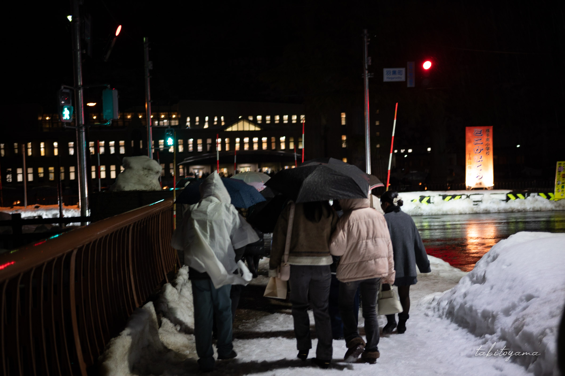 横手小学校前の信号待ちの列
