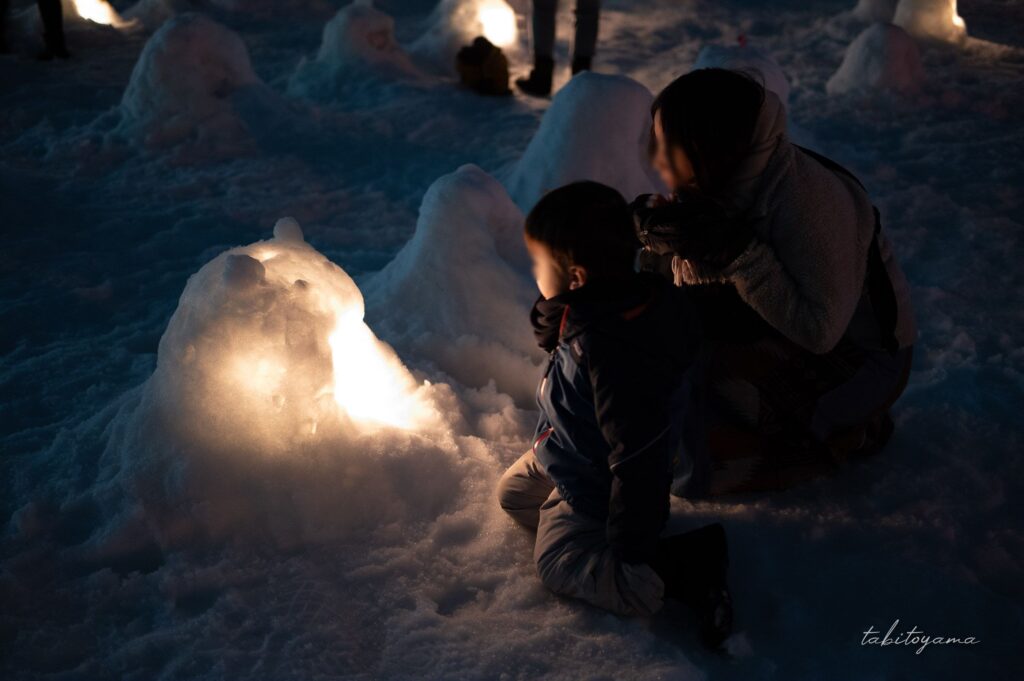 ミニかまくらを眺める妻と息子の横顔
