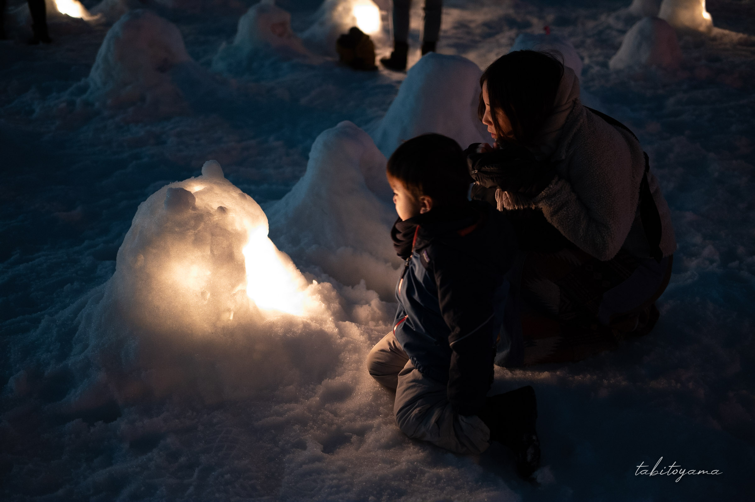 ミニかまくらを眺める妻と息子の横顔