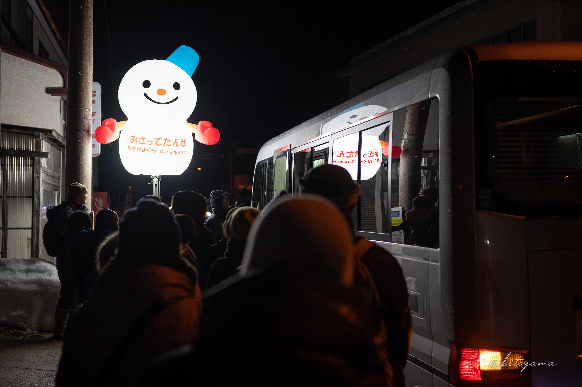 横手小学校近くで巡回バスを待つ列