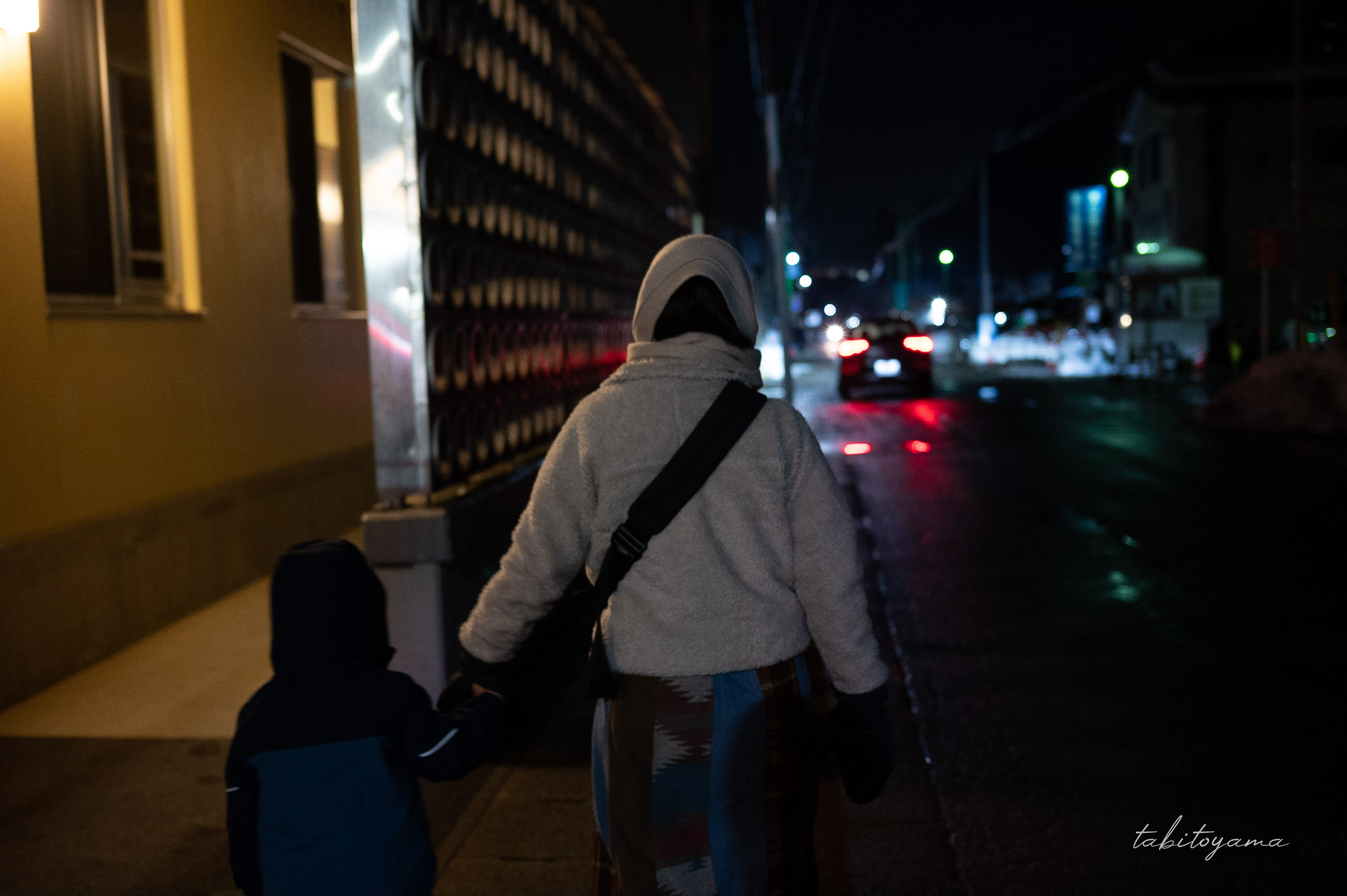 横手公園を目指し雨の中を手を繋いで歩く妻と息子