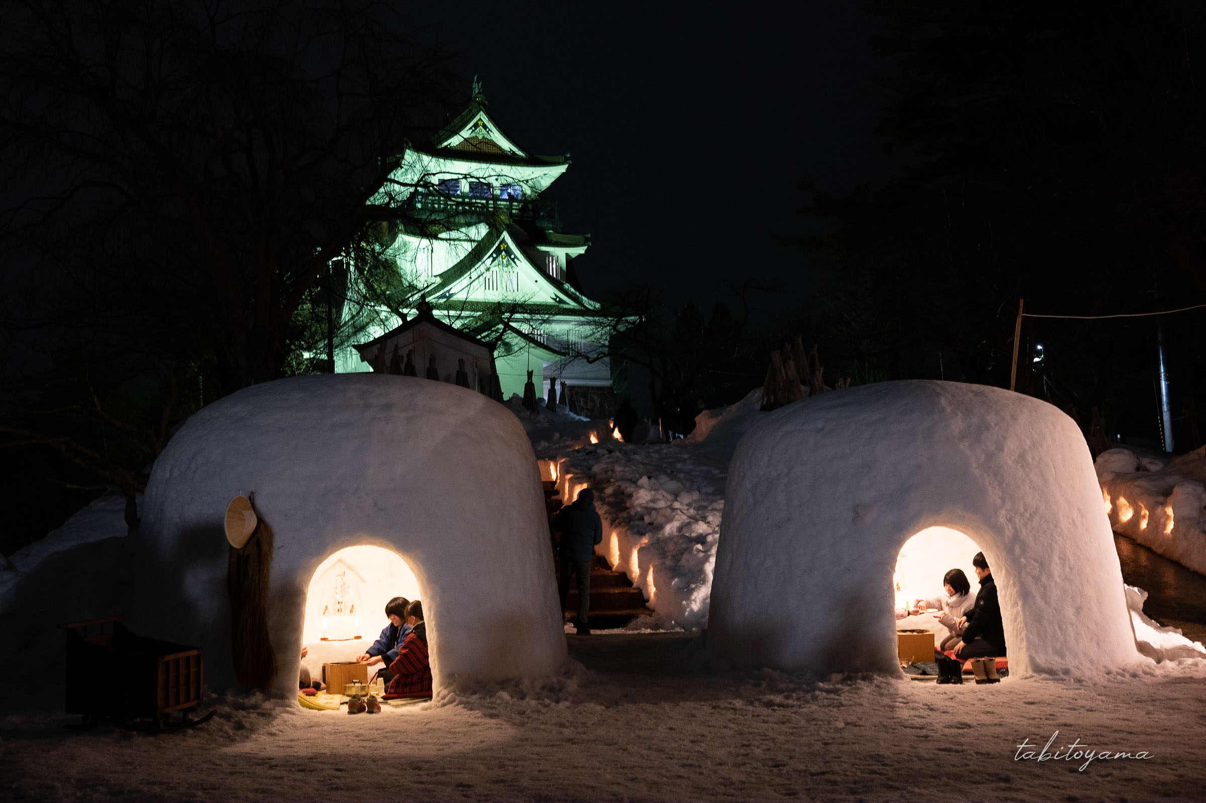 ライトアップされた横手城とかまくら