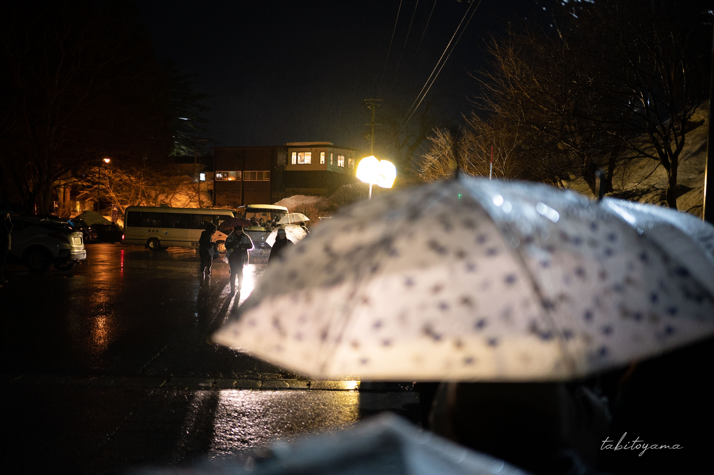 横手公園会場で巡回バスを待つ列