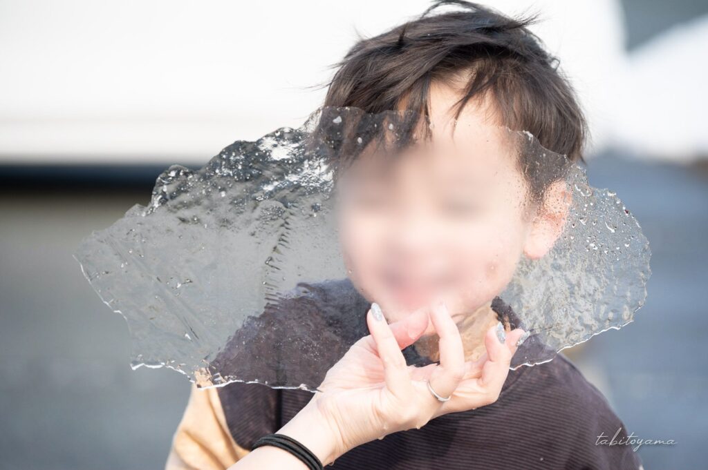 薄い氷越しに見える息子の笑顔