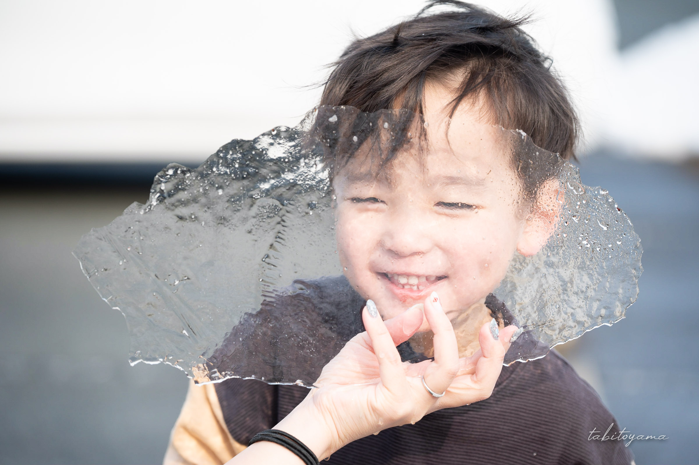 薄い氷越しに見える息子の笑顔
