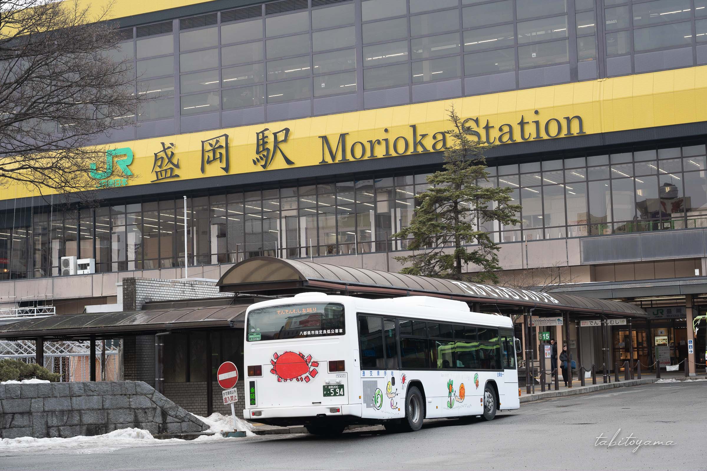 盛岡駅前を走る大型バス