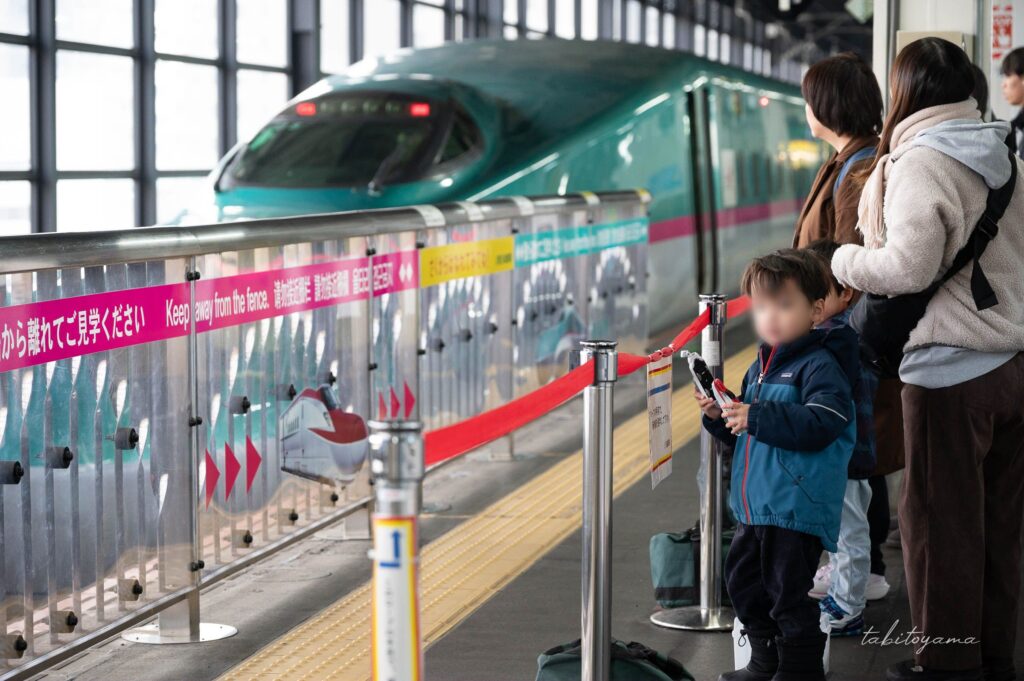 プラレールを両手に持ちながら連結を待つ息子