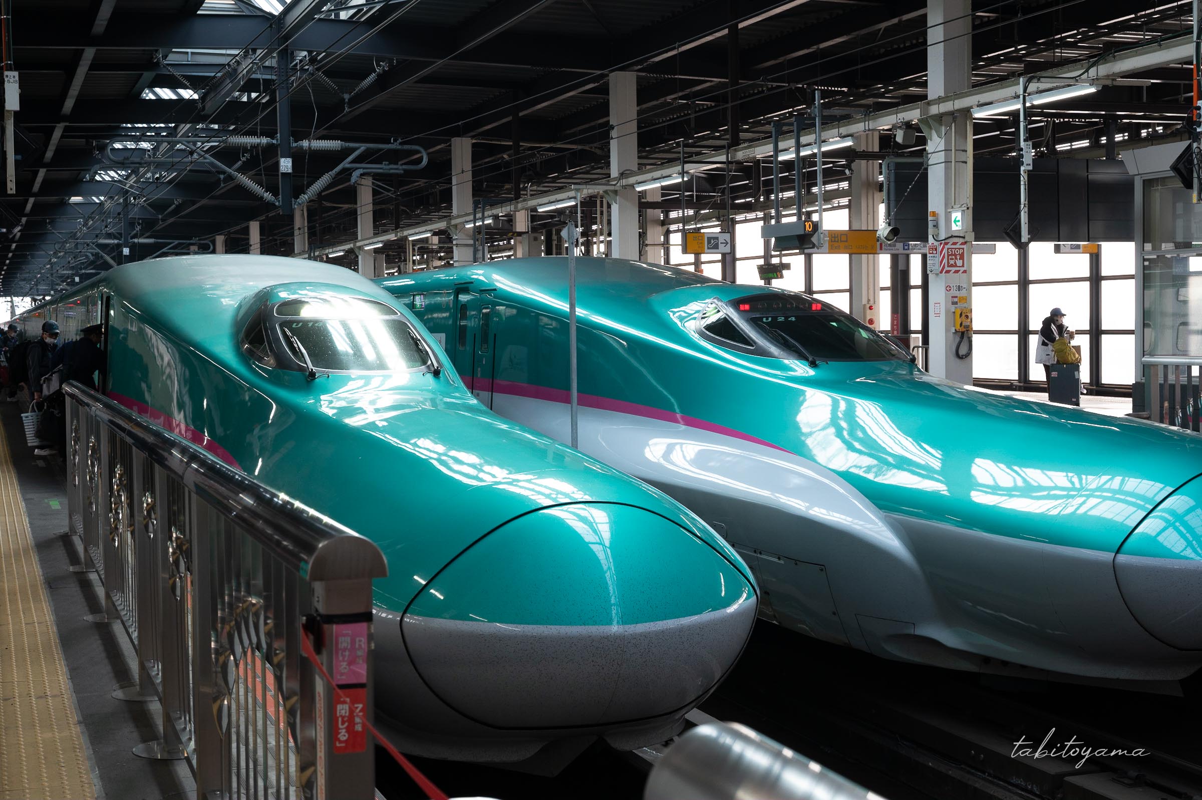 隣同士に並ぶ新幹線はやぶさ