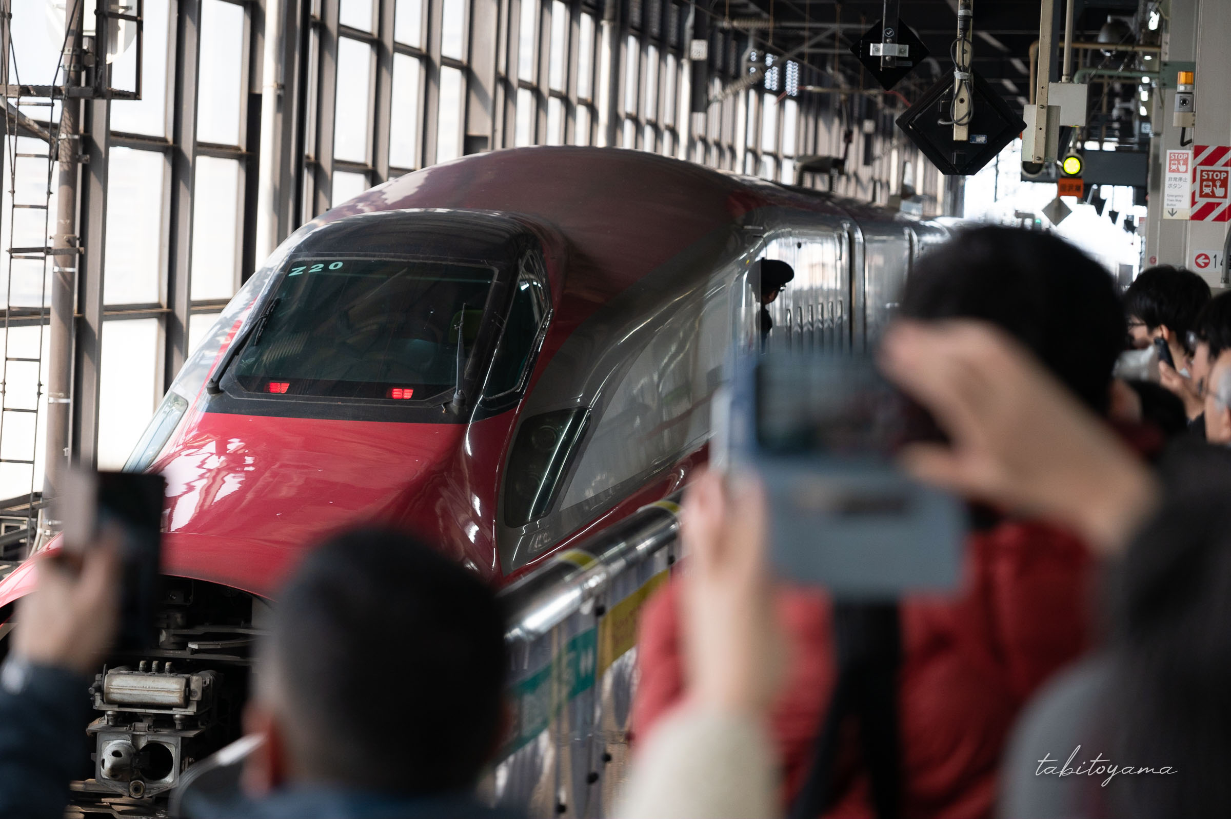 こまちの切り離しを見送る観光客達