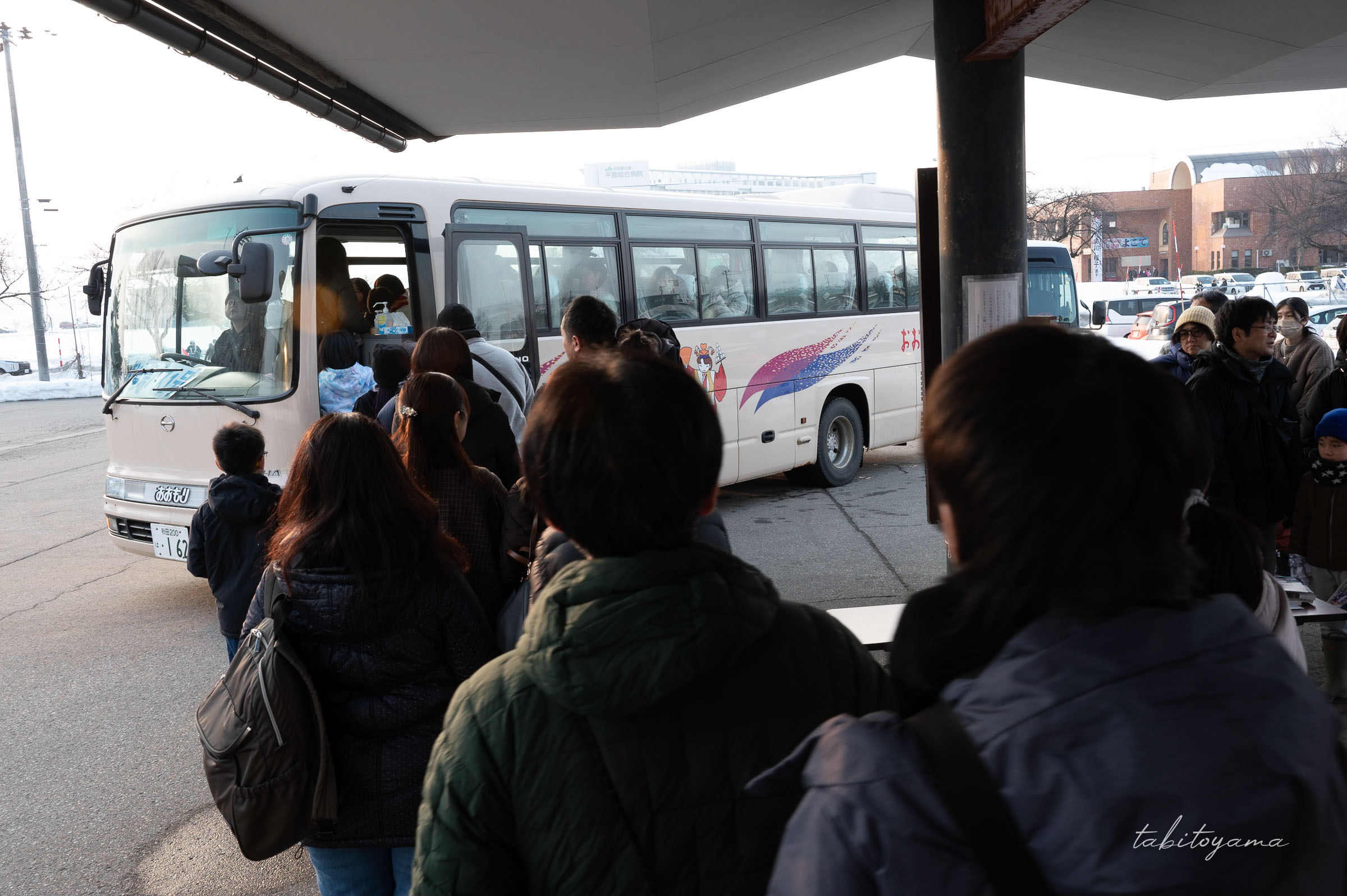 横手武道館発の巡回バスに乗り込む観光客達
