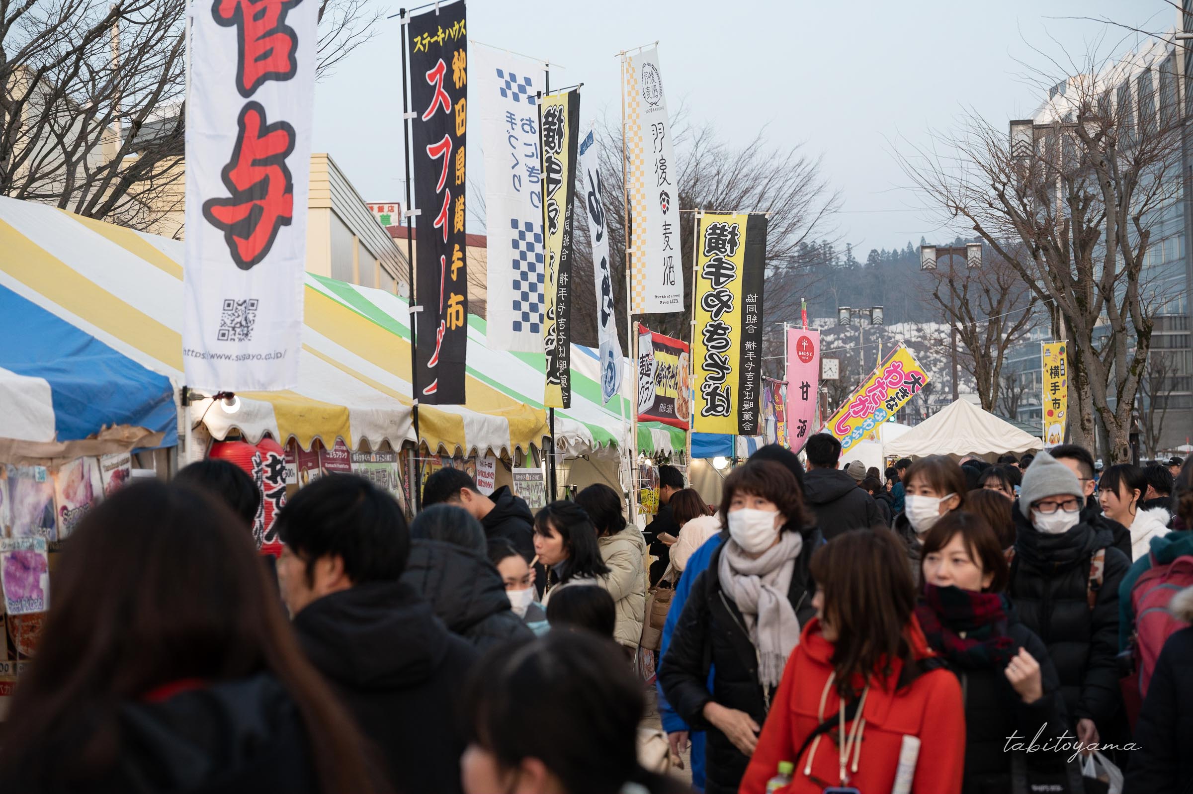 かまくら祭り会場の出店前の人だかり