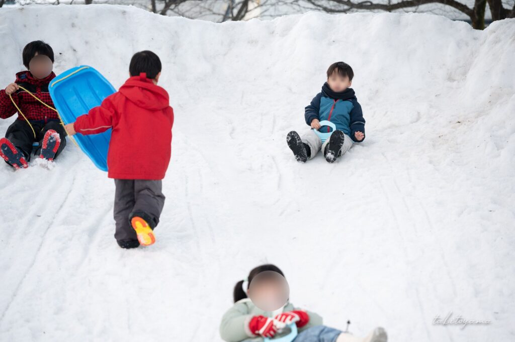 そりすべりを楽しむ子供達