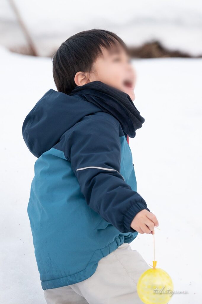 出店の水風船を片手に笑顔の息子