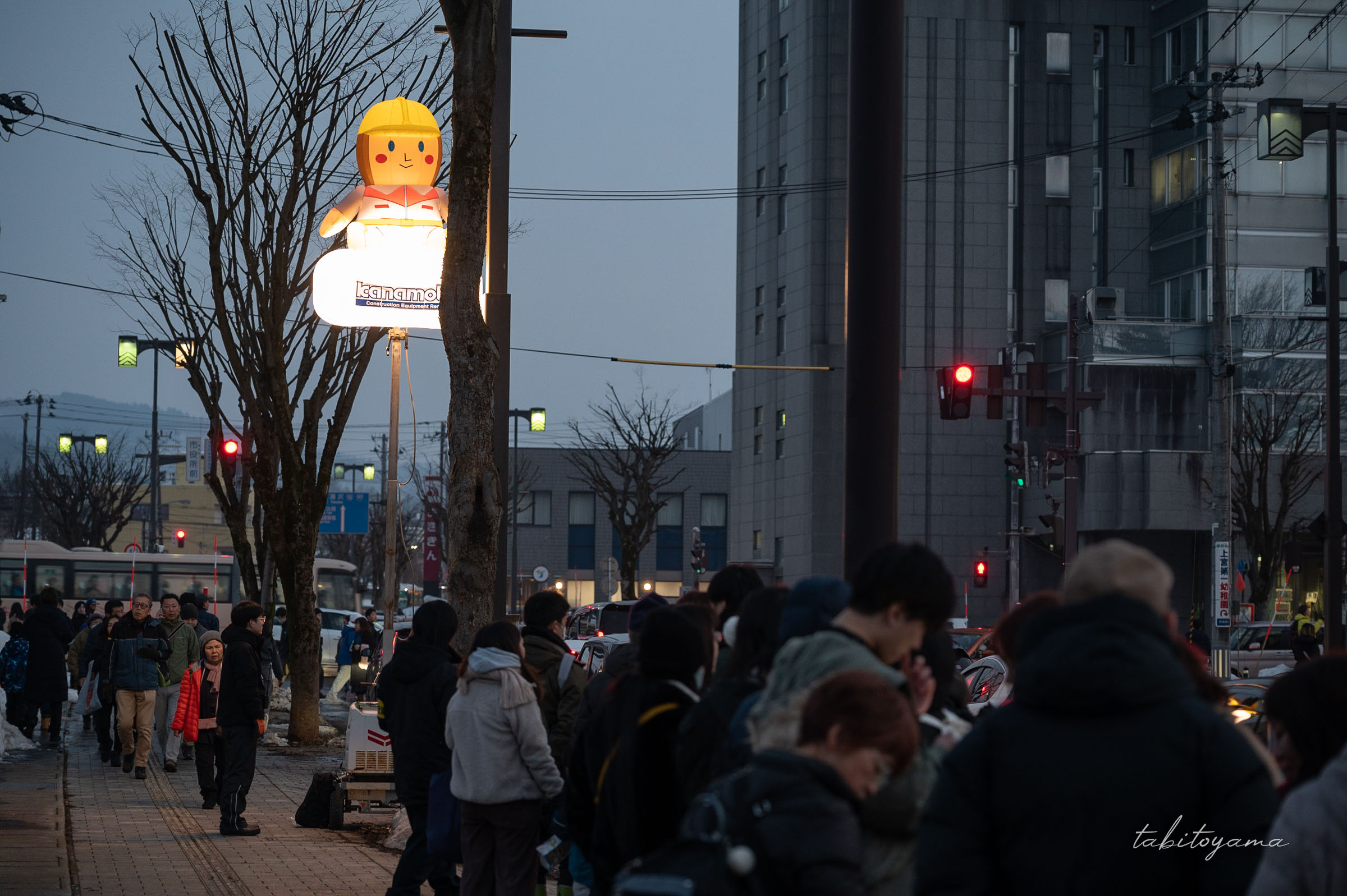 横手市役所会場近くで巡回バスを待つ観光客達