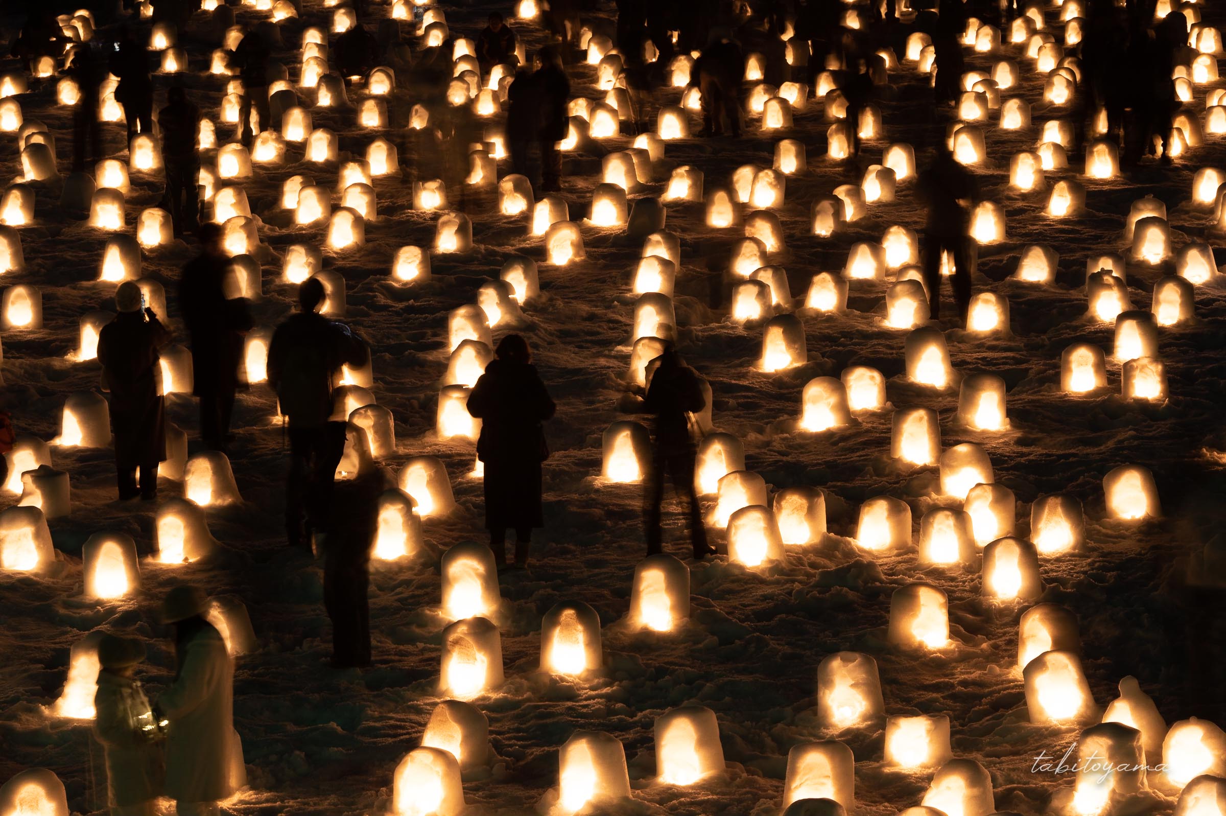 ミニかまくらと観光客のシルエット