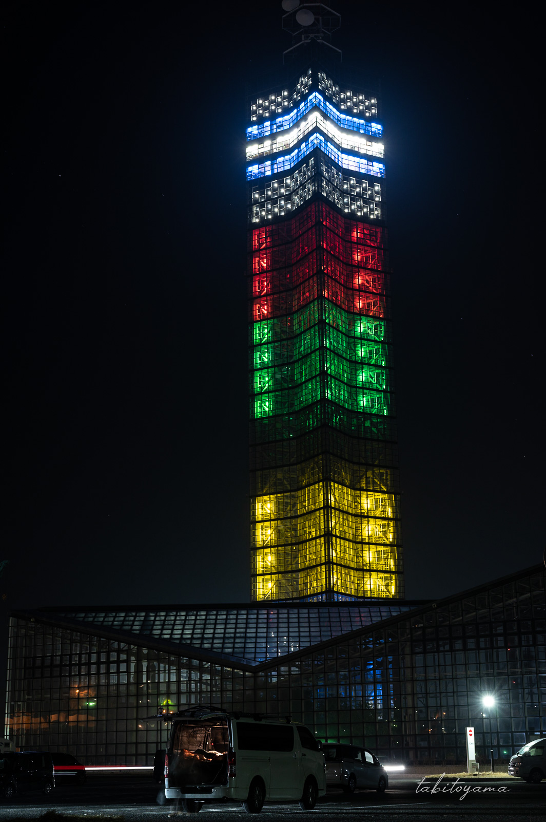 ライトアップされたポートタワーセリオンとハイエース