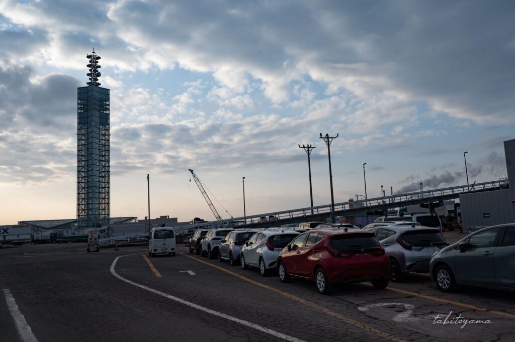 新日本海フェリー秋田港乗り場の乗用車待機列から見るポートタワーセリオン
