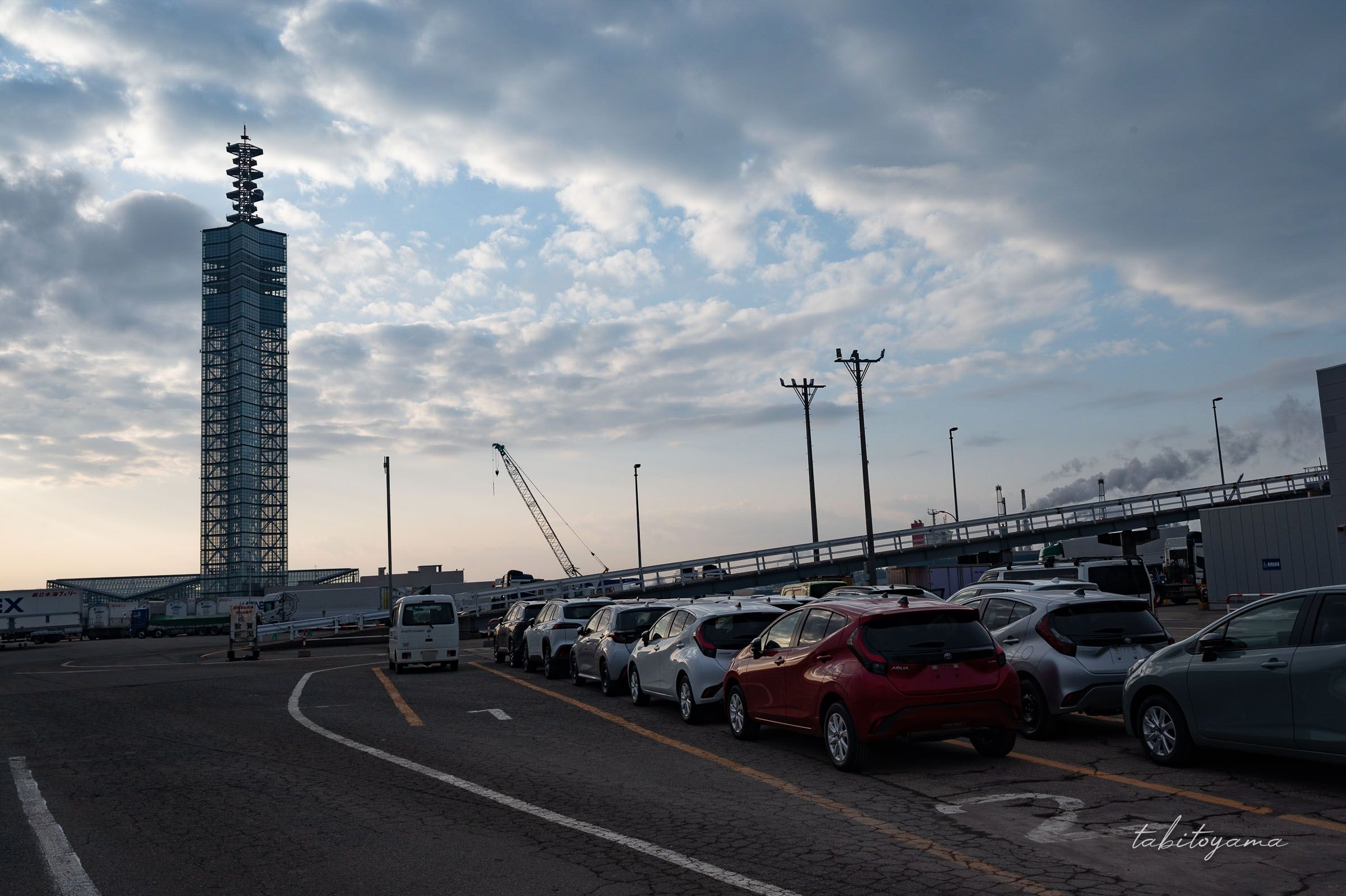 秋田港で出港を待つ車両の列