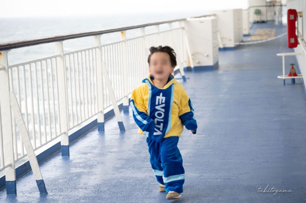 フェリーデッキではしゃぐ息子