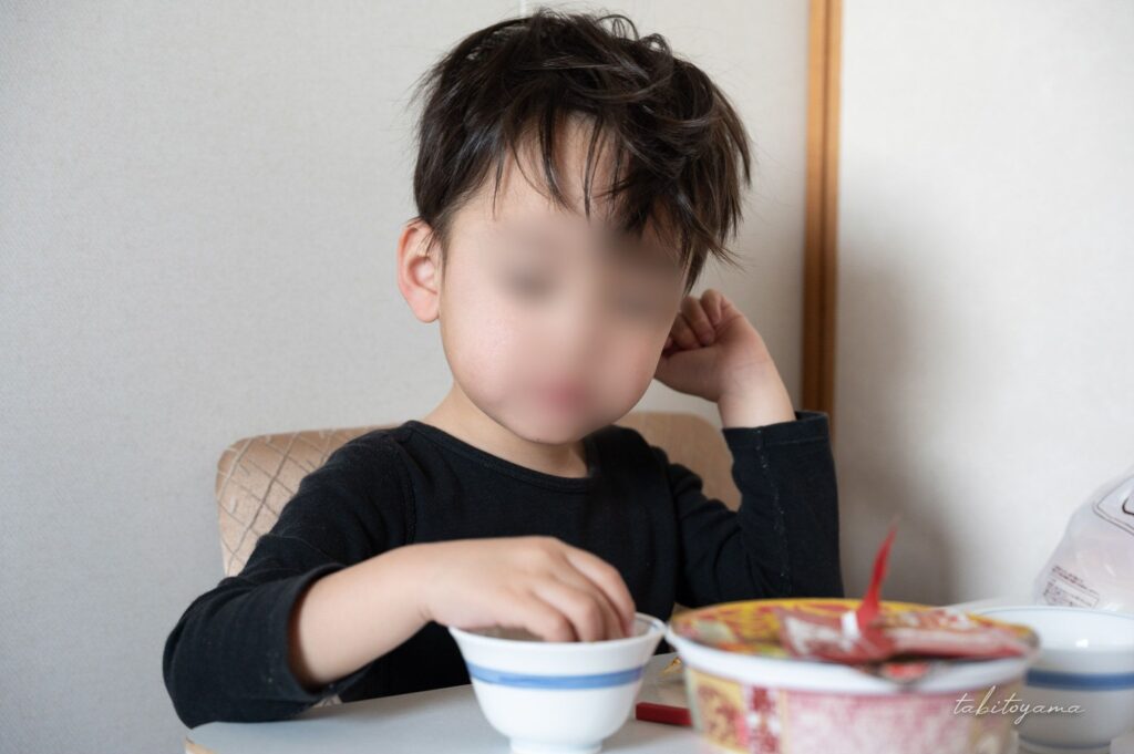 カップ麺を食べる息子