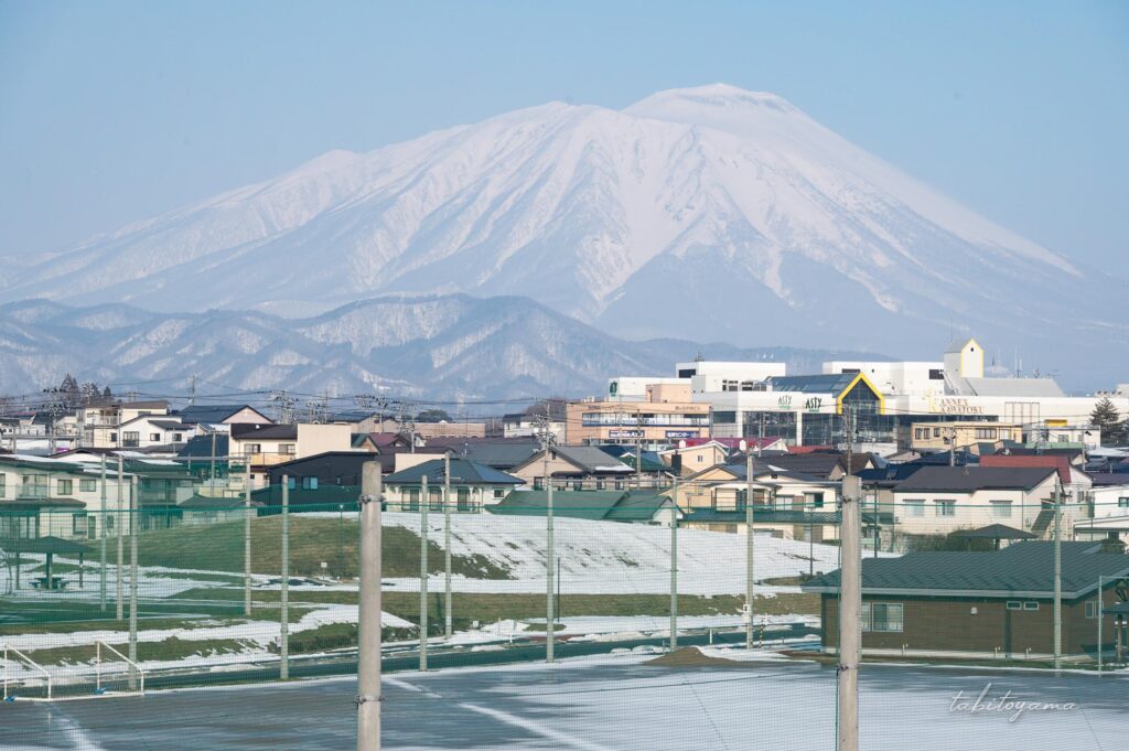 白く染まる岩手山と盛岡市街地