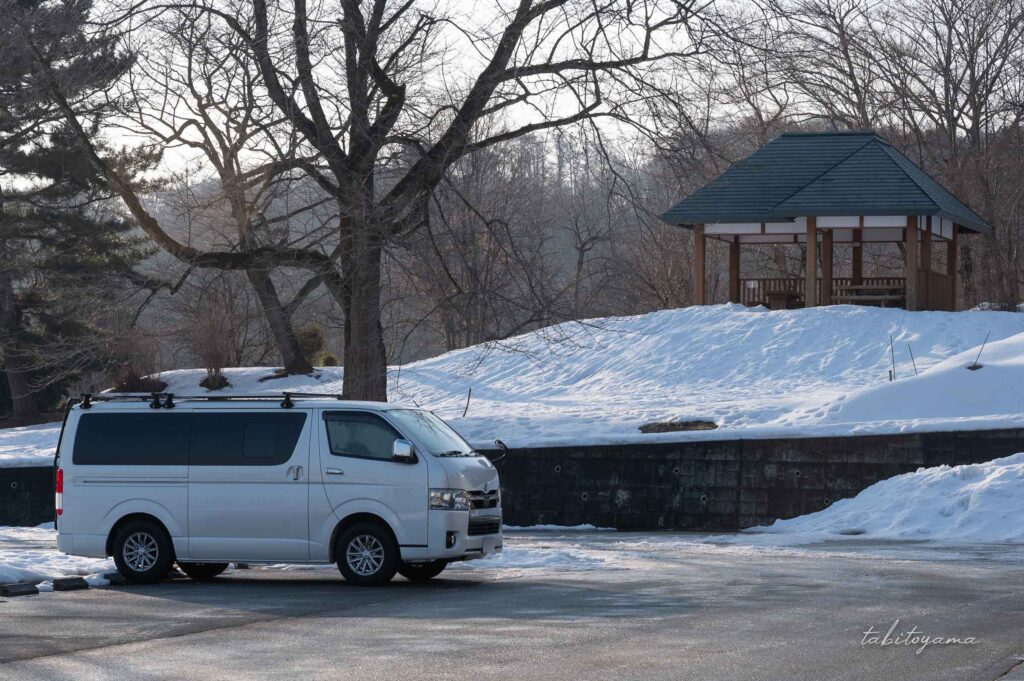 高松公園の東屋とハイエース