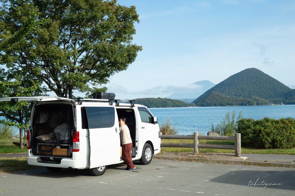 洞爺湖園地に駐車したハイエースと車中泊開けの妻