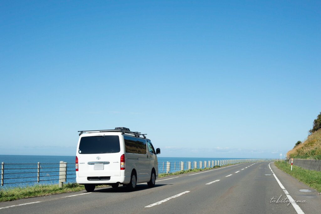 海沿いの日本海オロロンラインに駐車するハイエース
