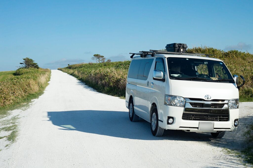 宗谷丘陵の白い道に停車するハイエース