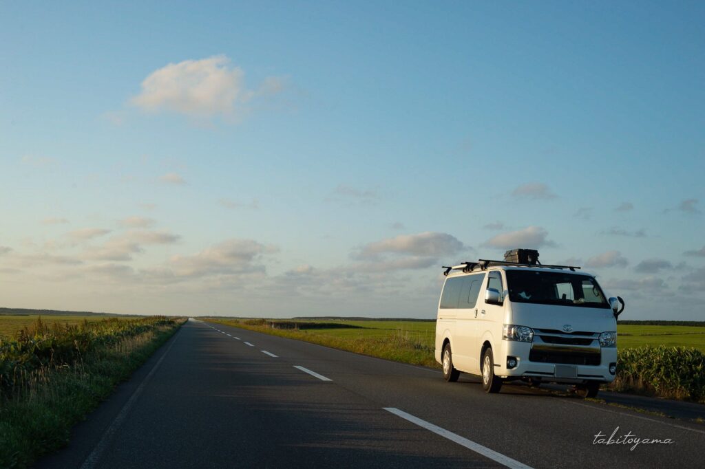 遮蔽物のないエサヌカ線に停車するハイエース